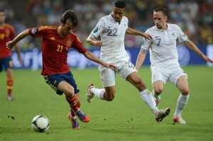 Spanish midfielder David Silva (L) vies