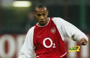 Thierry Henry of Arsenal passes the ball