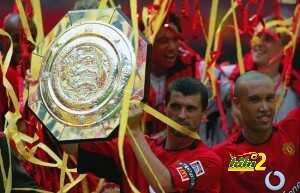 Manchester United captain Roy Keane lifts the Community Shield