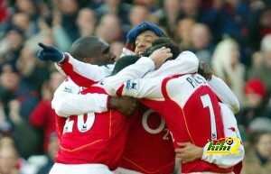 Arsenal teammates celebrate Robert Pires