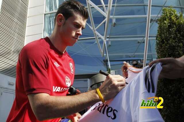 gareth bale firma una camiseta del real madrid