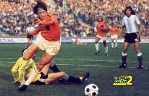 Dutch midfielder Johann Cruyff dribbles