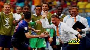 Robin van Persie of the Netherlands (front) celebrates his goal against Spain with coach Louis van Gaal during their 2014 World Cup Group B soccer match at the Fonte Nova arena in Salvador June 13, 2014.  REUTERS/Michael Dalder (BRAZIL  - Tags: SOCCER SPORT WORLD CUP)