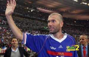 French Zinedine Zidane (C) waves to the