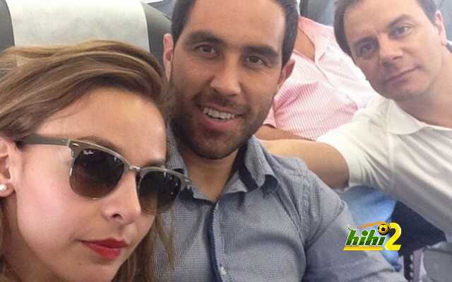 claudio-bravo-junto-esposa-carla-pardo-llegada-barcelona-1404638847191