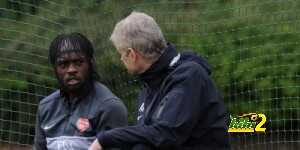 ST ALBANS, ENGLAND - MAY 13:  Arsenal manager Arsene Wenger talks to Gervinho after a training session at London Colney on May 13, 2013 in St Albans, England.  (Photo by Stuart MacFarlane/Arsenal FC via Getty Images)