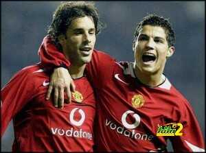 cristiano-ronaldo-566-with-his-arm-around-ruud-van-nistelrooy-in-manchester-united-in-2005