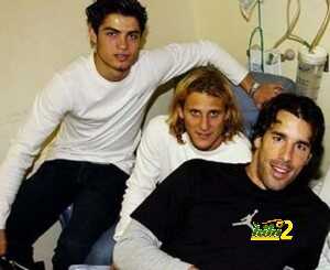 MANCHESTER, ENGLAND - DECEMBER 18: (L-R) Cristiano Ronaldo, Diego Forlan and Ruud van Nistelrooy pose with Casey Ogden during the annual players' visit to childrens' hospitals on December 18, 2003 in Manchester, England. (Photo by Manchester United via Getty Images) *** Local Caption *** Cristiano Ronaldo;Diego Forlan;Ruud van Nistelrooy;Casey Ogden