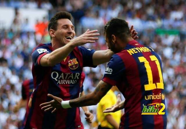 Barcelona's Neymar (R) celebrates with Lionel Messi after scoring against Real Madrid during their Spanish first division "Clasico" soccer match at the Santiago Bernabeu stadium in Madrid October 25, 2014.    REUTERS/Sergio Perez (SPAIN  - Tags: SOCCER SPORT)