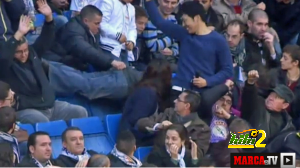 Un espectador intenta la parada del año en el Bernabéu - MARCA.com