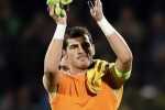 casillas saluda a lod aficionados port