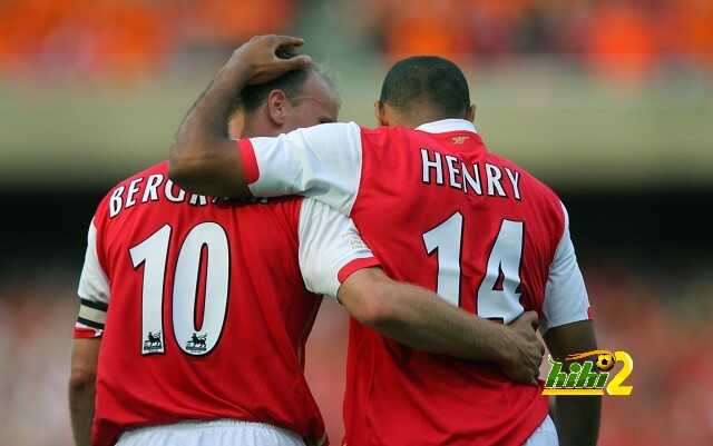 Thierry Henry (R) of Arsenal celebrates