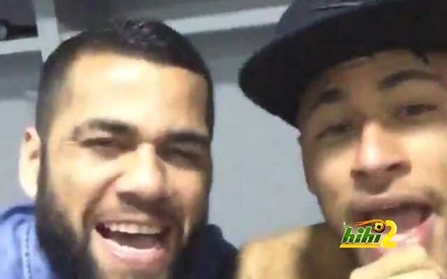 alves-neymar-cantando-vestuario-1425507126993