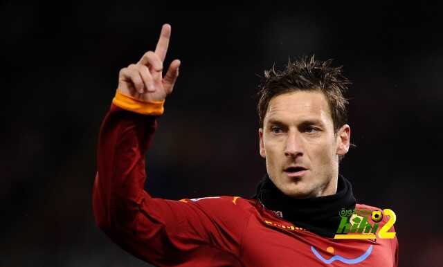AS Roma's forward Francesco Totti gestures during their Serie A football match between AS Roma and Cagliari in Rome's Olympic Stadium on January 22, 2011.  AFP PHOTO / Filippo MONTEFORTE
