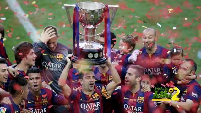 Barcelona's captain Xavi Hernandez lifts up the Spanish first division soccer league trophy at Camp Nou stadium in Barcelona, Spain, May 23, 2015.  REUTERS/Albert Gea      TPX IMAGES OF THE DAY      - RTX1E9BP