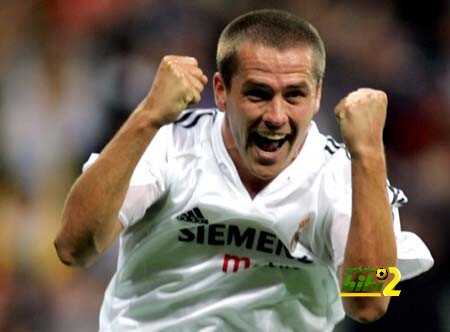 Real Madrid's British Michael Owen celebrates after scoring a goal against Dynamo Kiev during their Champions League Group B soccer match at Santiago Bernabeu stadium October 19, 2004.    REUTERS/Sergio Perez
