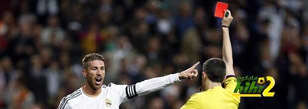 The referee, Alberto Undiano Mallenco, sends off Real Madrid's Sergio Ramos against Barcelona