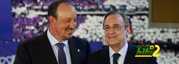 Real Madrid president Florentino Perez (R) presents new coach Rafa Benitez at the Santiago Bernabeu stadium in Madrid, Spain, June 3, 2015.  Benitez has been appointed Real Madrid coach for the next three seasons, taking on one of the most demanding jobs in club soccer and one in which he will be expected to deliver major trophies in short order. Spaniard Benitez, 55, quit Napoli last week and takes over from Italian Carlo Ancelotti, who was sacked after a campaign when Real failed to either defend their Champions League crown or win the domestic league or Cup.  REUTERS/Sergio Perez