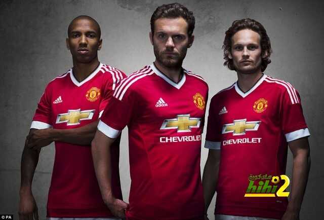 2B023C0000000578-3181561-Team_mates_Young_Mata_and_Blind_pose_together_in_the_new_United_-m-6_1438388573414