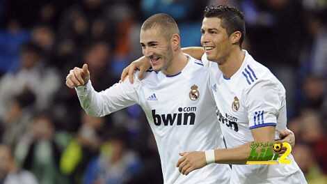 Real Madrid's Karim Benzema (L) celebrates his goal with teammate Cristiano Ronaldo during their Spanish King's Cup soccer match at Santiago Bernabeu stadium in Madrid December 22, 2010. REUTERS/ Felix Ordonez(SPAIN - Tags: SPORT SOCCER)