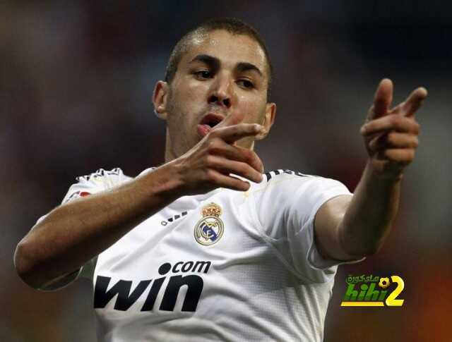 Real Madrid's Karim Benzema  celebrates after scoring against Xerez  during their Spanish first division match at the Santiago Bernabeu stadium in Madrid September 20, 2009.  REUTERS/Paul Hanna  (SPAIN SPORT SOCCER)