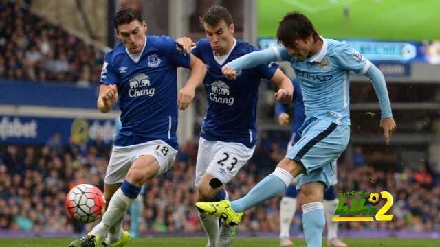 Manchester City's Spanish midfielder David Silva (R) shoots past Everton's English midfielder Gareth Barry (L) and Everton's Irish defender Seamus Coleman during the English Premier League football match between Everton and Manchester City at Goodison Park in Liverpool on August 23, 2015. AFP PHOTO / OLI SCARFF..RESTRICTED TO EDITORIAL USE. No use with unauthorized audio, video, data, fixture lists, club/league logos or 'live' services. Online in-match use limited to 75 images, no video emulation. No use in betting, games or single club/league/player publications. (Photo credit should read OLI SCARFF/AFP/Getty Images)