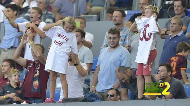 Foto Alfredo Falcone - LaPresse 20/09/2015 Roma ( Italia) Sport Calcio Roma - Sassuolo Campionato di Calcio Serie A Tim 2015 2016 - Stadio Olimpico di Roma Nella foto:i figli di totti con una maglia celebrativa Photo Alfredo Falcone - LaPresse 20/09/2015 Roma (Italy) Sport Soccer Roma -Sassuolo Italian Football Championship League A Tim 2015 2016 - Olimpico Stadium of Roma In the pic: