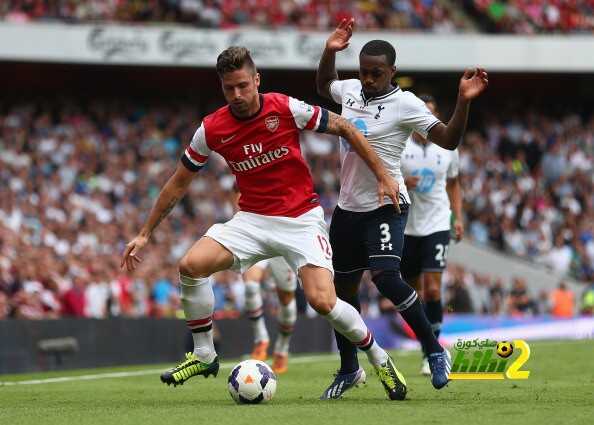 LONDON, ENGLAND - SEPTEMBER 01: Danny Rose of Spurs challenges Olivier Giroud of Arsenal during the Barclays Premier League match between Arsenal and Tottenham Hotspur at Emirates Stadium on September 01, 2013 in London, England. (Photo by Clive Mason/Getty Images)