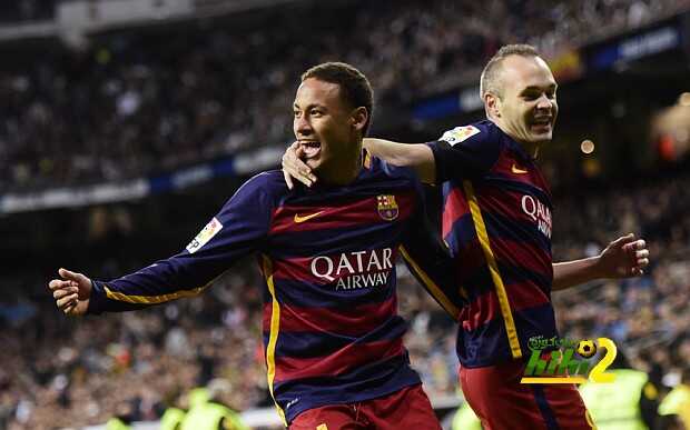 Barcelona's Brazilian forward Neymar (L)