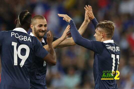 4434596_7_2162_karim-benzema-felicite-par-ses-coequipiers_0120bf08db59f56acde5489c2f5751a9