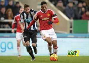 Manchester United's French striker Anthony Martial (R) vies with Newcastle United's Welsh defender Paul Dummett during the English Premier League football match between Newcastle United and Manchester United at St James' Park in Newcastle-upon-Tyne, north east England on January 12, 2016. AFP PHOTO / OLI SCARFF RESTRICTED TO EDITORIAL USE. NO USE WITH UNAUTHORIZED AUDIO, VIDEO, DATA, FIXTURE LISTS, CLUB/LEAGUE LOGOS OR 'LIVE' SERVICES. ONLINE IN-MATCH USE LIMITED TO 75 IMAGES, NO VIDEO EMULATION. NO USE IN BETTING, GAMES OR SINGLE CLUB/LEAGUE/PLAYER PUBLICATIONS. / AFP / OLI SCARFF (Photo credit should read OLI SCARFF/AFP/Getty Images)