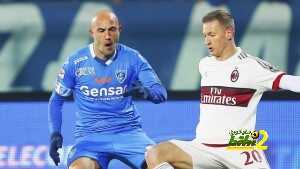 AC Milan's defender Ignazio Abate (R) and Empoli's forward Massimo Maccarone fight for the ball during the Italian Serie A soccer match between Empoli FC and AC Milan at Carlo Castellani stadium in Empoli, Italy, 23 January 2016. ANSA/FABIO MUZZI