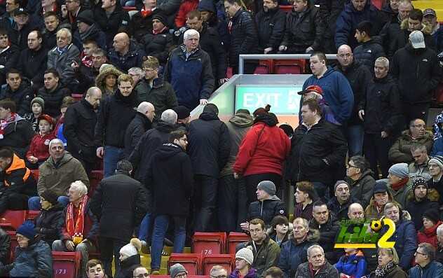 30F2165500000578-3436290-Liverpool_fans_leave_their_seats_and_head_for_the_exit_in_protes-a-1_1454883310939