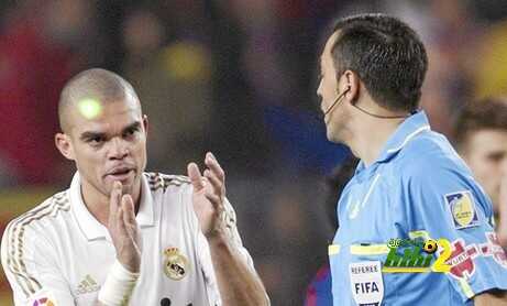 B52. BARCELONA, 25/01/2012.- El defensa portugués del Real Madrid, Pepe (i), aplaude al colegiado Teiseira Vitienes (c), a la finalización del encuentro de vuelta de los cuartos de final de la Copa del Rey, que les ha enfrentado esta noche al F. C. Barcelona en el Nou Camp, en Barcelona. EFE/Alejandro García.