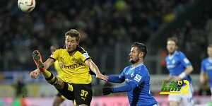 Dortmund's defender Erik Durm (L) and Darmstadt's midfielder Marcel Heller vie for the ball during the German first division Bundesliga football match SV Darmstadt 98 v BVB Borussia Dortmund in Darmstadt, western Germany on March 2, 2016. / AFP / DANIEL ROLAND / RESTRICTIONS: DURING MATCH TIME: DFL RULES TO LIMIT THE ONLINE USAGE TO 15 PICTURES PER MATCH AND FORBID IMAGE SEQUENCES TO SIMULATE VIDEO. == RESTRICTED TO EDITORIAL USE == FOR FURTHER QUERIES PLEASE CONTACT DFL DIRECTLY AT + 49 69 650050 (Photo credit should read DANIEL ROLAND/AFP/Getty Images)