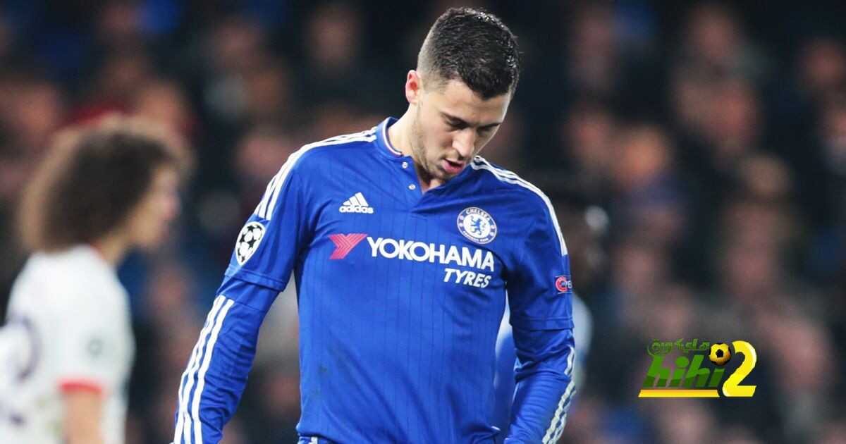 Eden-Hazard-holds-his-groin