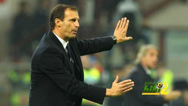 MILAN, ITALY - OCTOBER 18:  Juventus FC coach Massimiliano Allegri gestures during the Serie A match between FC Internazionale Milano and Juventus FC at Stadio Giuseppe Meazza on October 18, 2015 in Milan, Italy.  (Photo by Marco Luzzani/Getty Images)