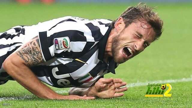 Juventus' midfielder Claudio Marchisio reacts after a tackle during the Italian Serie A football match Juventus Vs AS Roma on October 5, 2014 at Juventus Stadium in Turin. AFP PHOTO / MARCO BERTORELLO (Photo credit should read MARCO BERTORELLO/AFP/Getty Images)