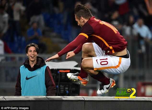 336031C000000578-3552990-A_ball_boy_looks_on_gleefully_as_Totti_vaults_the_advertising_ho-a-55_1461287323937