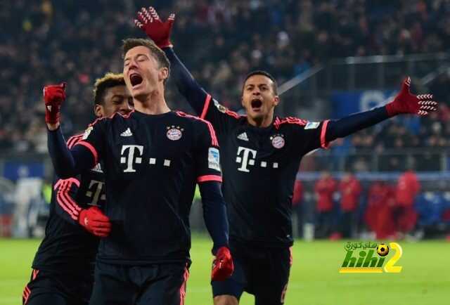 Bayern Munich's Polish striker Robert Lewandowski (C) celebrates with teammates after scoring during the German first division Bundesliga football match Hamburg HSV vs Bayern Munich in Hamburg, north Germany on January 22, 2016. / AFP / John MACDOUGALL / RESTRICTIONS: DURING MATCH TIME: DFL RULES TO LIMIT THE ONLINE USAGE TO 15 PICTURES PER MATCH AND FORBID IMAGE SEQUENCES TO SIMULATE VIDEO. == RESTRICTED TO EDITORIAL USE == FOR FURTHER QUERIES PLEASE CONTACT DFL DIRECTLY AT + 49 69 650050