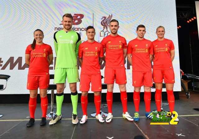 LIVERPOOL, ENGLAND - MAY 09:  (THE SUN OUT, THE SUN ON SUNDAY OUT) Jordan Henderson, Philippe Coutinho, Jon Flanagan and Simon Mignolet of Liverpool and Gemma Bonner and Natasha Harding of Liverpool Ladies during the kit launch at the peir head on May 09, 2016 in Liverpool, England.  (Photo by Andrew Powell/Liverpool FC via Getty Images)