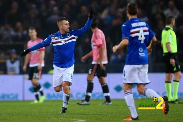 Sampdoria's forward Antonio Cassano (L) celebrates after scoring during the Italian Serie A football match Sampdoria vs Juventus on January 10, 2016 at 'Luigi Ferraris Stadium' in Genoa. / AFP / MARCO BERTORELLO