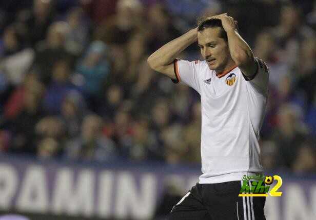 Valencia's Pablo Piatti reacts during their Spanish first division soccer match against Levante at the Ciudad de Valencia stadium in Valencia, November 23, 2014. REUTERS/Heino Kalis