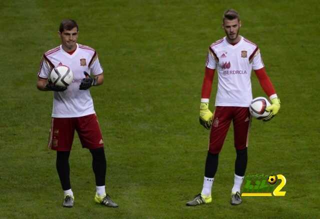 Spain's goalkeeper Iker Casillas (L) and his teammate David de Gea stand on the pitch during a training session at the Carlos Tartiere stadium in Oviedo on September 4, 2015, on the eve of their Euro 2016 qualifying football match against Slovakia.  AFP PHOTO/ MIGUEL RIOPA