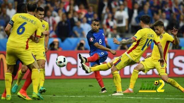 France's forward Dimitri Payet (C) scores the 2-1 during the Euro 2016 group A football match between France and Romania at Stade de France, in Saint-Denis, north of Paris, on June 10, 2016. / AFP PHOTO / FRANCK FIFE