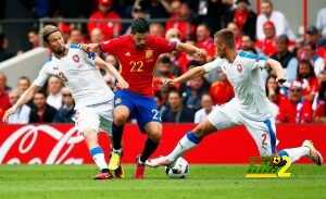 epa05361482 Nolito (C) of Spain in action against Czech players Jaroslav Plasil (L) and Pavel Kaderabek (R) during the UEFA EURO 2016 group D preliminary round match between Spain and the Czech Republic at Stade Municipal de Toulouse in Toulouse, France, 13 June 2016. (RESTRICTIONS APPLY: For editorial news reporting purposes only. Not used for commercial or marketing purposes without prior written approval of UEFA. Images must appear as still images and must not emulate match action video footage. Photographs published in online publications (whether via the Internet or otherwise) shall have an interval of at least 20 seconds between the posting.) EPA/RUNGROJ YONGRIT EDITORIAL USE ONLY