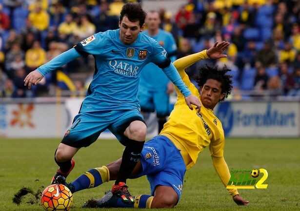 Lionel-Messi-and-Mauricio-Lemos-in-action