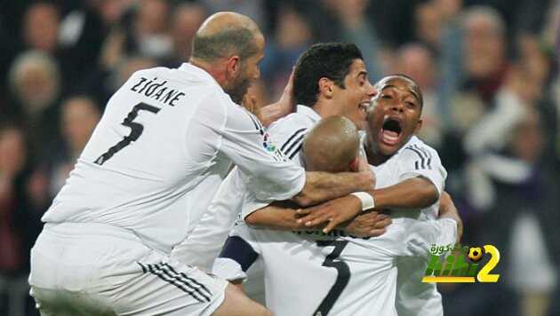 Madrid, SPAIN: Real Madrid's French Zinedine Zidane (L), Brazilian Cicinho (2L), and Robinho (4L) celebrate the goal of Roberto Carlos (3L) against Zaragoza during their King's Cup ("Copa del Rey") semi-finals 2nd leg football match at Santiago Bernabeu Stadium in Madrid, 14 February 2006. AFP PHOTO/ Pierre-Philippe MARCOU (Photo credit should read PIERRE-PHILIPPE MARCOU/AFP/Getty Images)