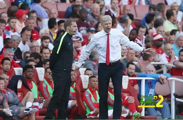3739B0B300000578-0-Arsenal_manager_Arsene_Wenger_vents_his_frustration_towards_a_fo-a-10_1471199568486