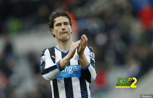 newcastles_daryl_janmaat_applauds_the_fans_at_the_end_of_the_gam_245312